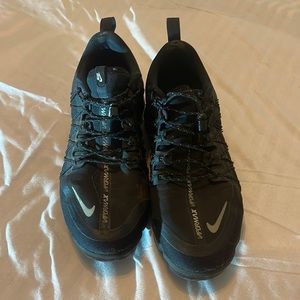 Men’s size 9 Nike by Vapormax, good condition. All black